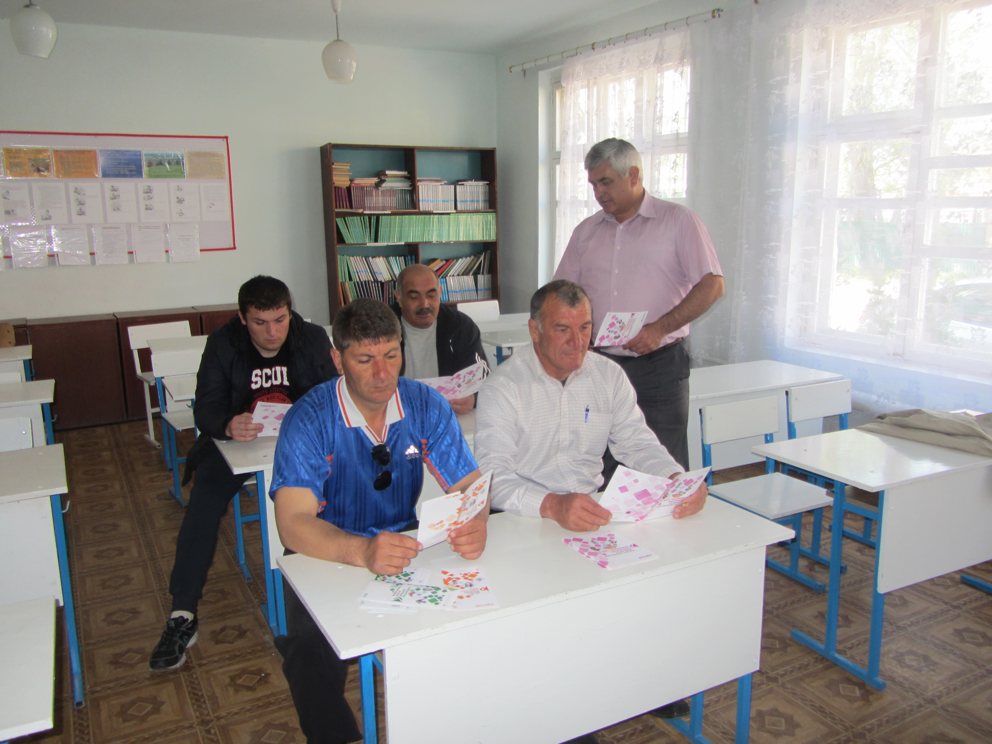 Информационно разъяснительная работа с сотрудниками детско-юношеской спортивной  школы в Шовгеновском районе