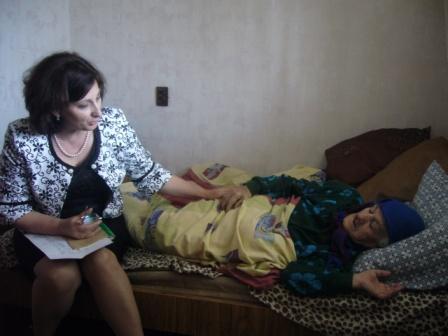 Сотрудники Отдела ПФР провели выездную консультацию ветерана ВОВ на дому