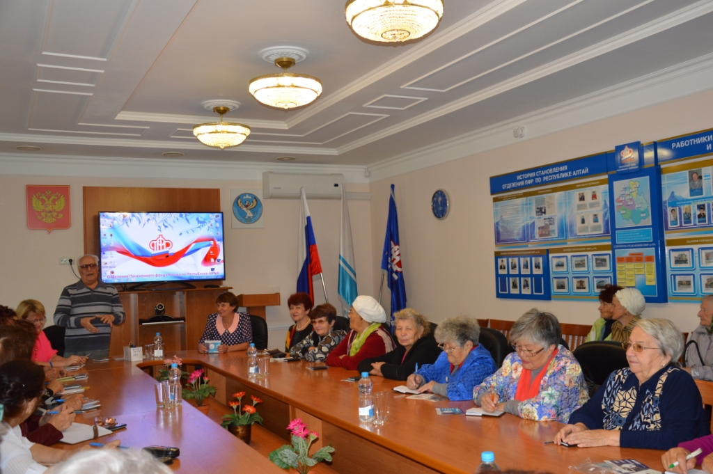 Пенсионеры познакомились с законами, устанавливающими гарантии ветеранам 