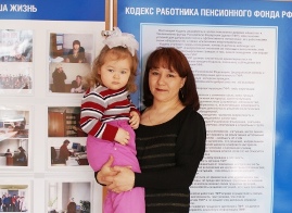 Семьи с невысоким доходом могут получать ежемесячные выплаты из средств материнского капитала в размере 9954 рублей