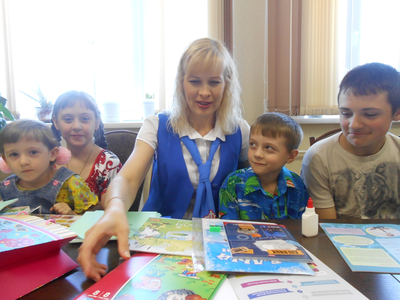 Соберем детей в школу: специалисты Управления ПФР в Каменском районе присоединились к социальной акции