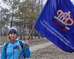 Что нам снег, что нам зной: сотрудники краевого Пенсионного фонда навели чистоту на «Аллее ветеранов»