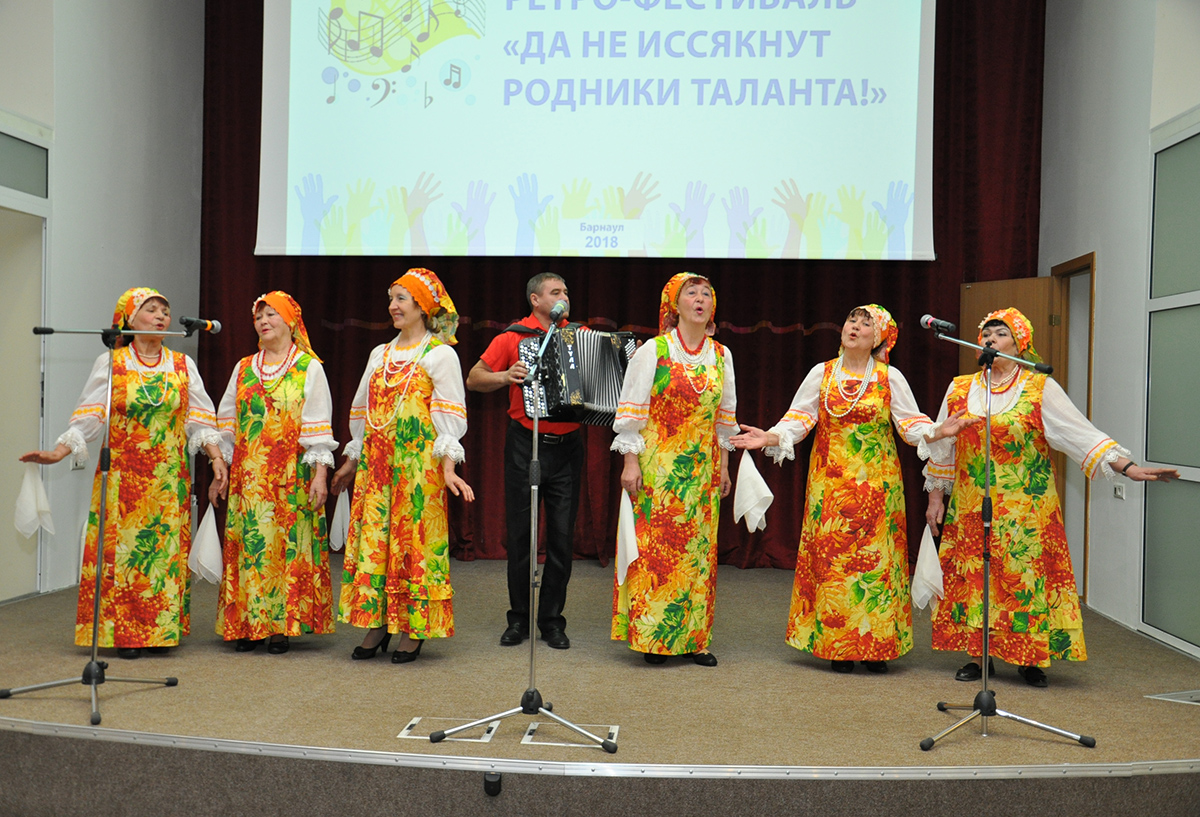 В краевой столице прошел ретро-фестиваль «Да не иссякнут родники таланта!»