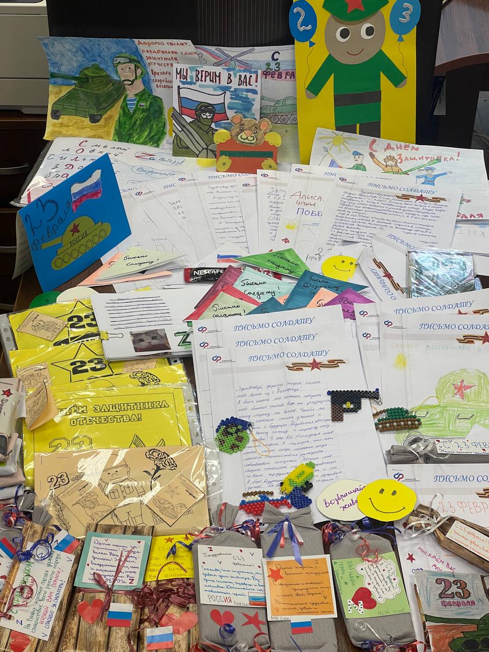 Работники Отделения Социального фонда России по Белгородской области передали гуманитарную помощь участникам СВО в преддверии Дня Защитника Отечества