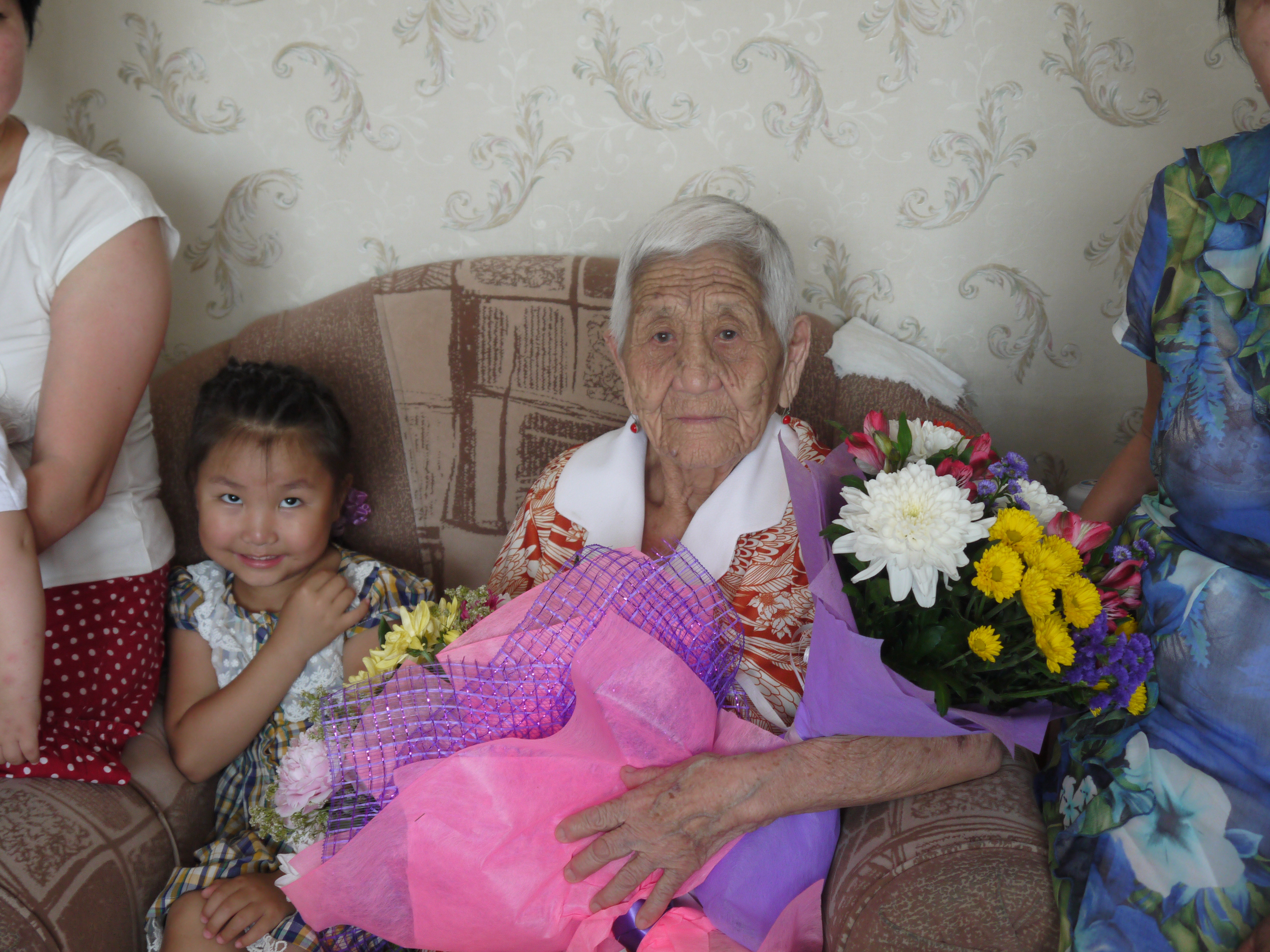 Сотрудники Управления ПФР и Управления социальной защиты в г. Улан-Удэ поздравили со 100-летием жительницу Улан-Удэ