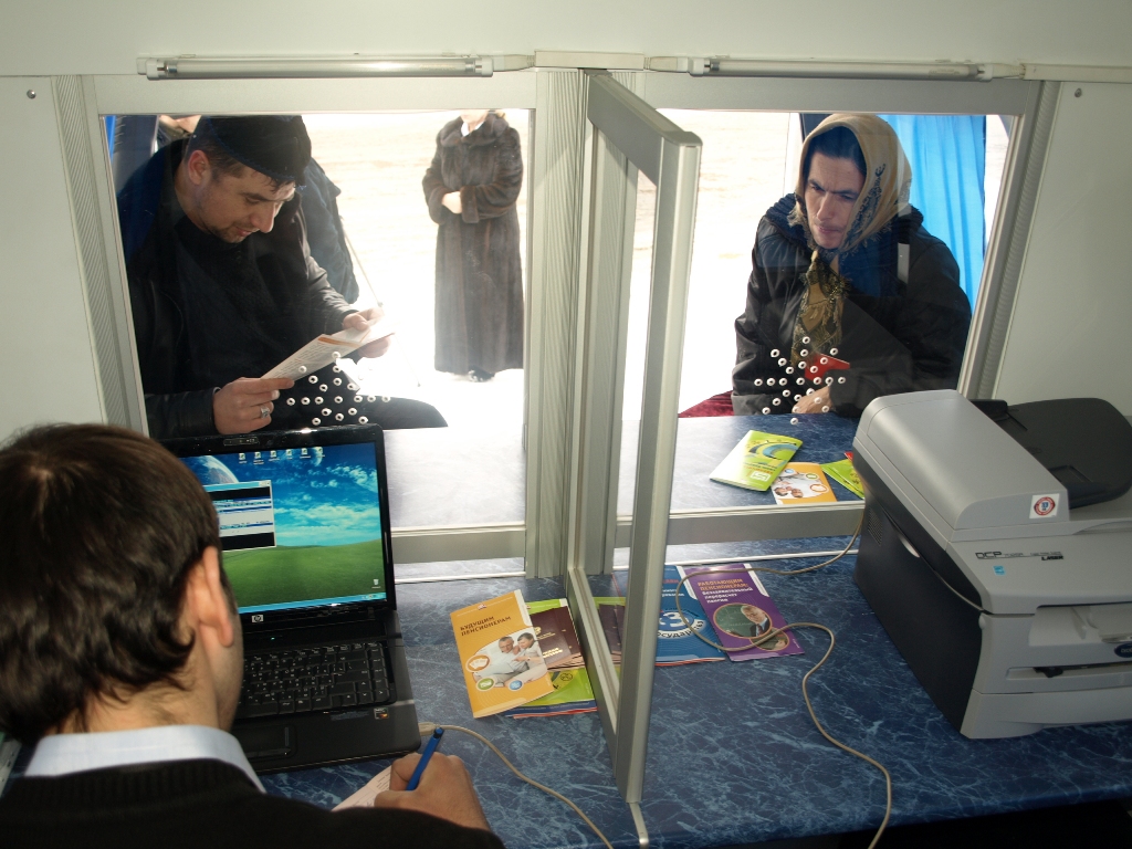 Мобильная клиентская служба побывала в селении Тазбичи Итум-Калинского района