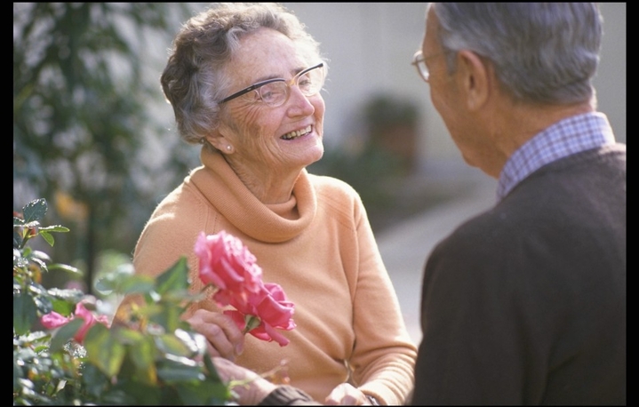 До 1 октября нужно определиться с выбором: получать социальные услуги в натуральной форме или в денежном эквиваленте