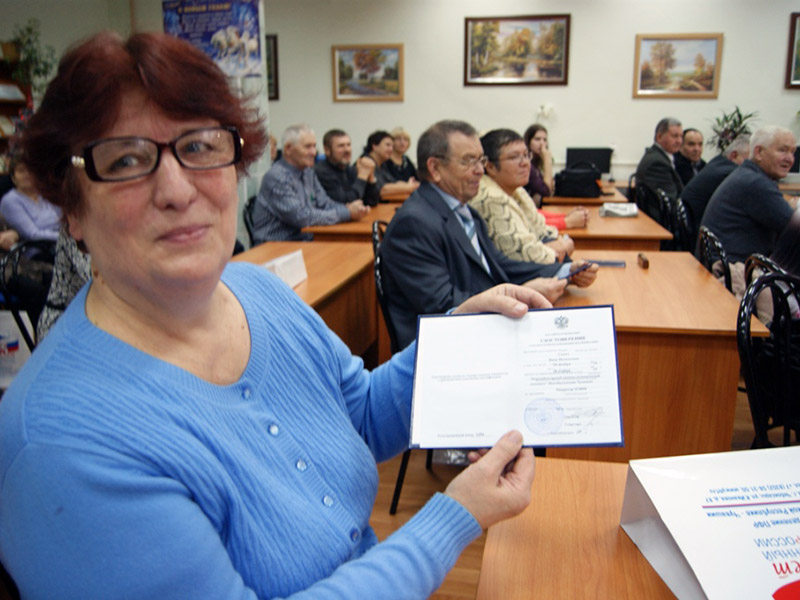  Новочебоксарским пенсионерам вручены удостоверения об окончании компьютерных курсов 