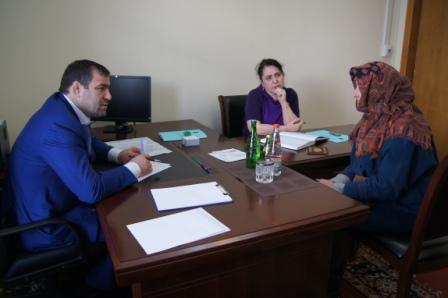 Депутат Народного Собрания, Управляющий ОПФР по РД встретился с гражданами в Общественной приемной В.В Путина