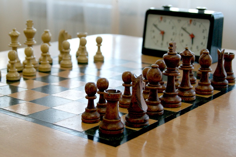 Шахматно-шашечный турнир среди людей старшего возраста.