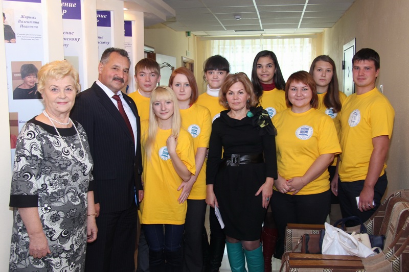 Студенты Приамурского государственного университета поздравили коллектив отделения ПФР по ЕАО с Днем социального работника