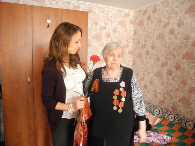 Специалисты ПФР в г. Комсомольске-на-Амуре проконсультировали и поздравили ветеранов