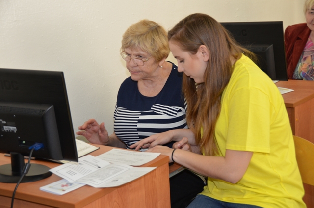 В летние каникулы  за партой - пенсионеры