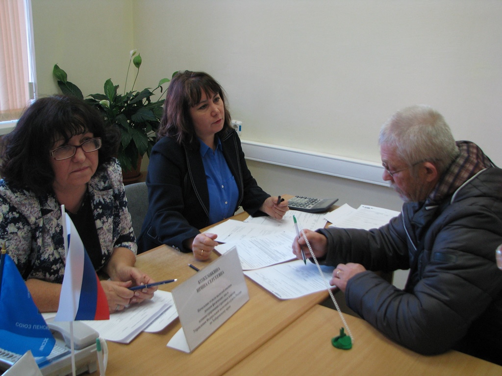 В общественной приемной граждане смогли получить консультации сразу нескольких ведомств