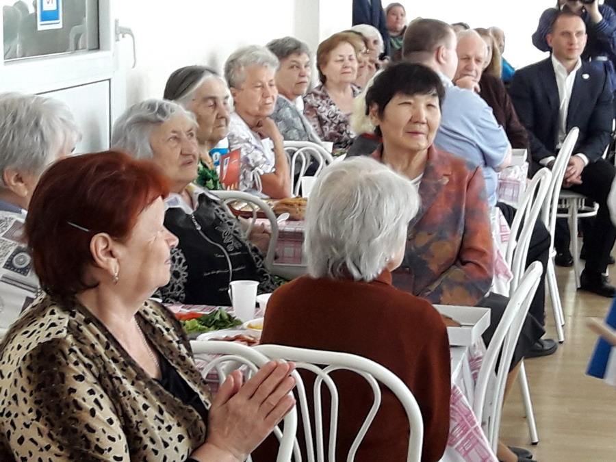 Специалисты хабаровского Управления ПФР  поздравили ветеранов с Днем Победы