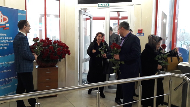 Мужчины поздравили коллег с 8 марта