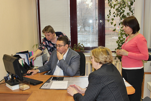 Подтвердить личность для регистрации в ЕСИА  можно в Пенсионном фонде