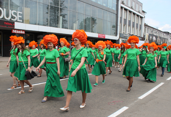 Яркий букет жарков от Отделения ПФР украсил праздничное шествие к 355-летию Иркутска