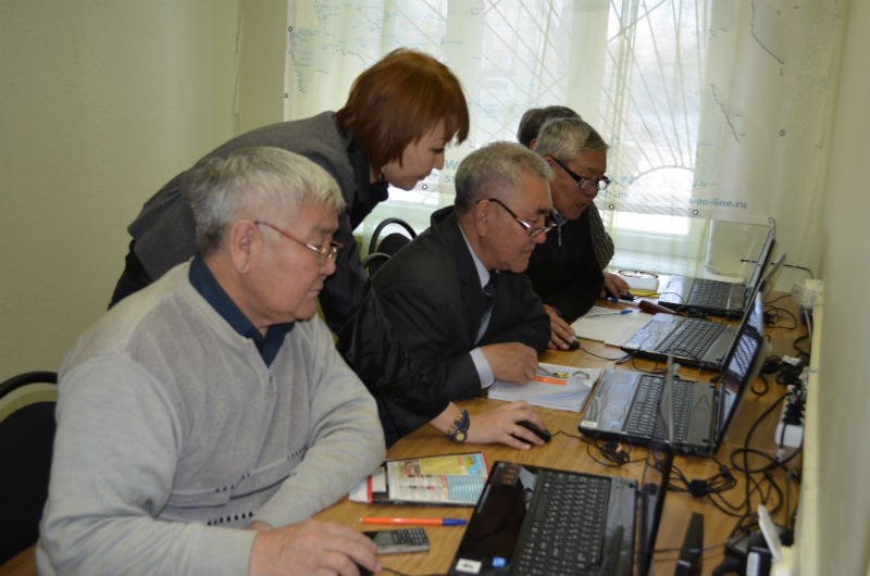 Калмыцкие пенсионеры продолжают обучаться компьютерной грамотности 