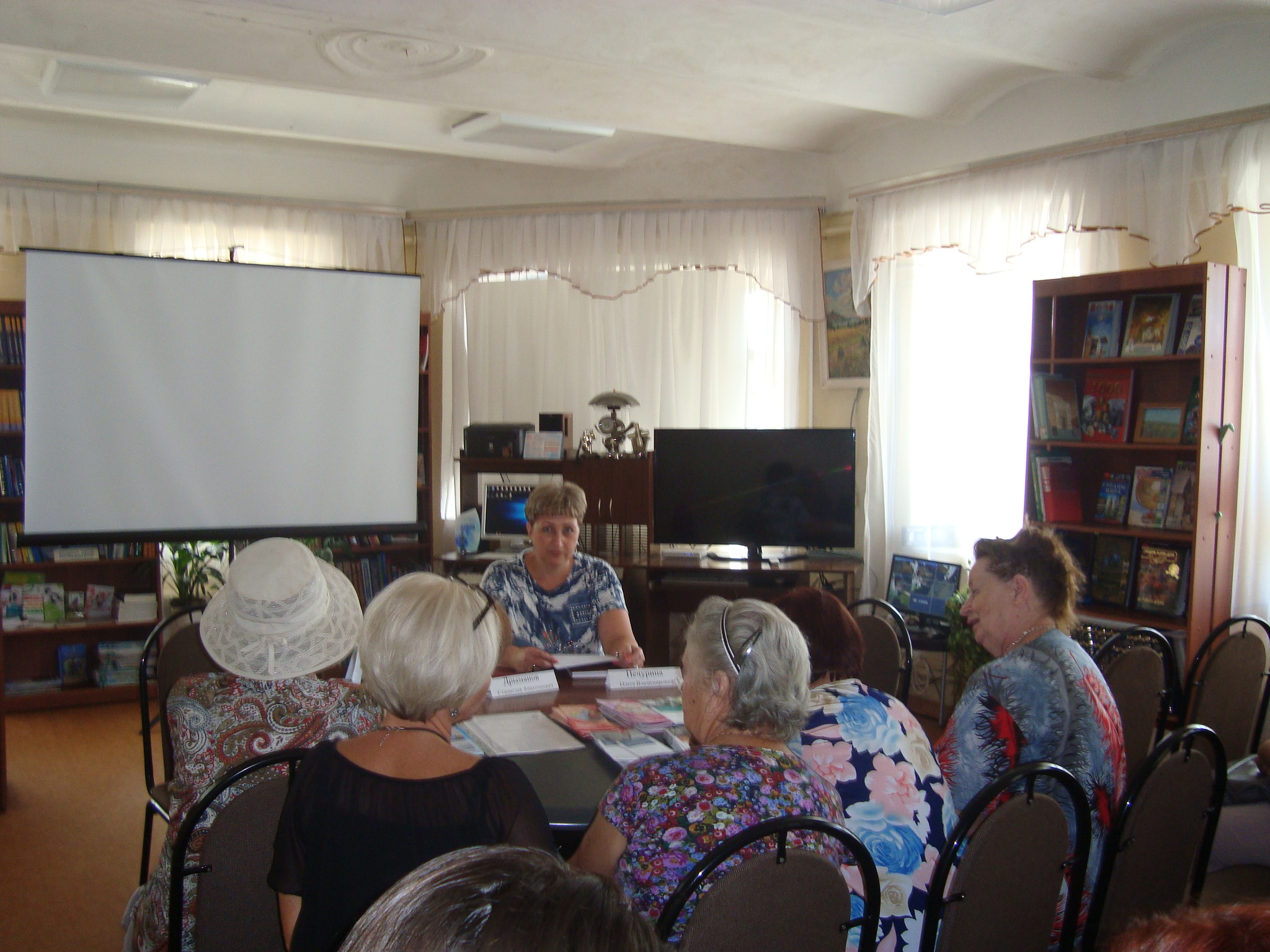 Руководитель клиентской службы УПФР в Дзержинском районе Светлана Борисова  приняла участие в заседании круглого стола  «Пять шагов к будущему»