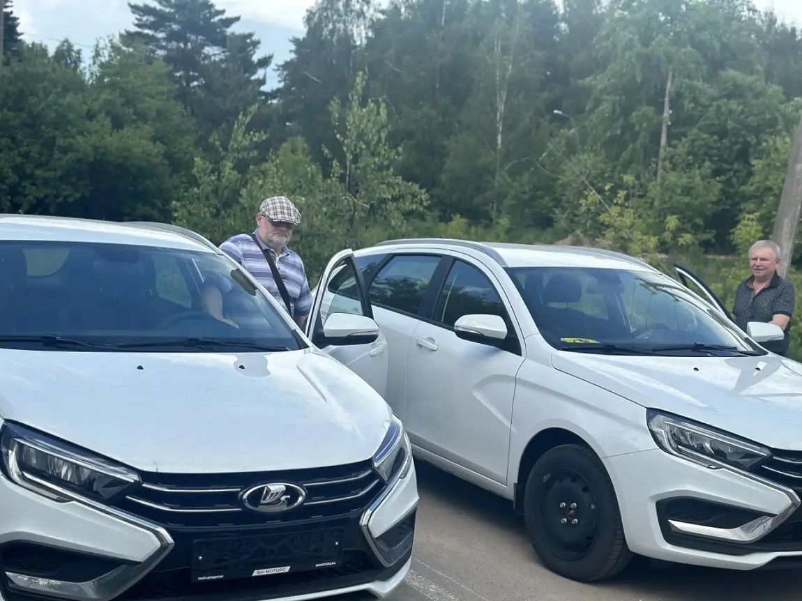 Два новых автомобиля LADA Vesta получили от регионального Отделения СФР калужане, ранее пострадавшие на производстве