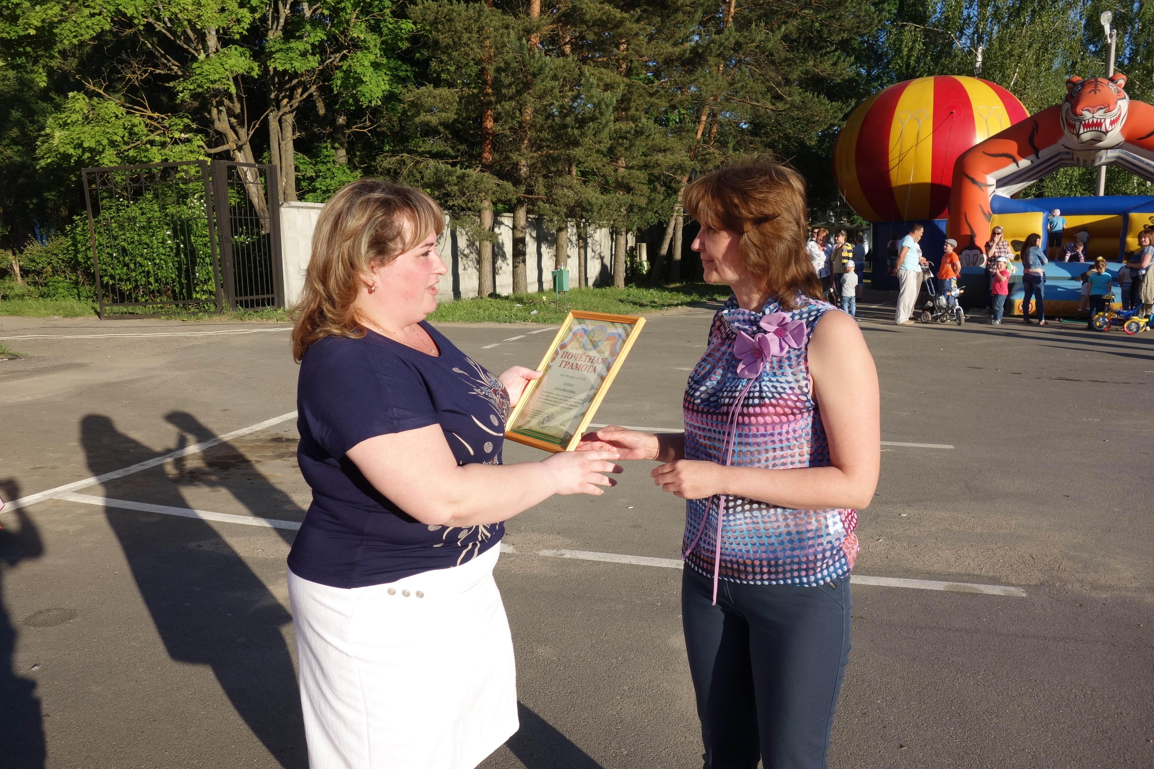 12 июня – в день России в Барятинском районе проводилось культурно-массовое мероприятие и праздничный концерт «С любовью к России»