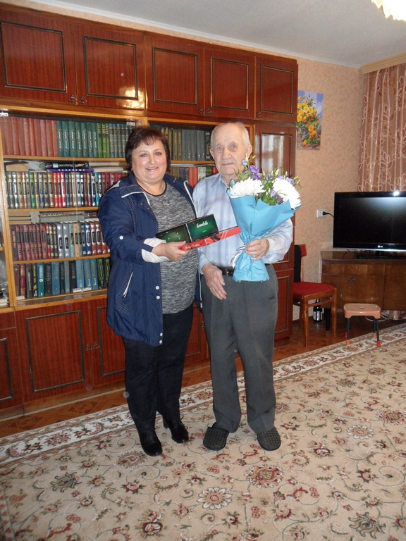 Сотрудники Управления ПФР в Людиновском районе поздравили ветерана с 90-летним юбилеем