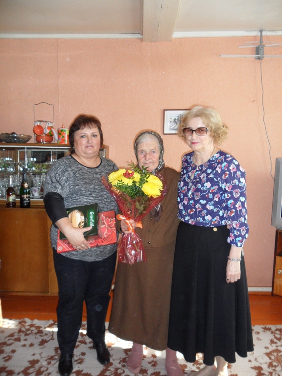 В рамках месячника, посвященного Дню пожилого человека сотрудники ПФР поздравляют долгожителей.