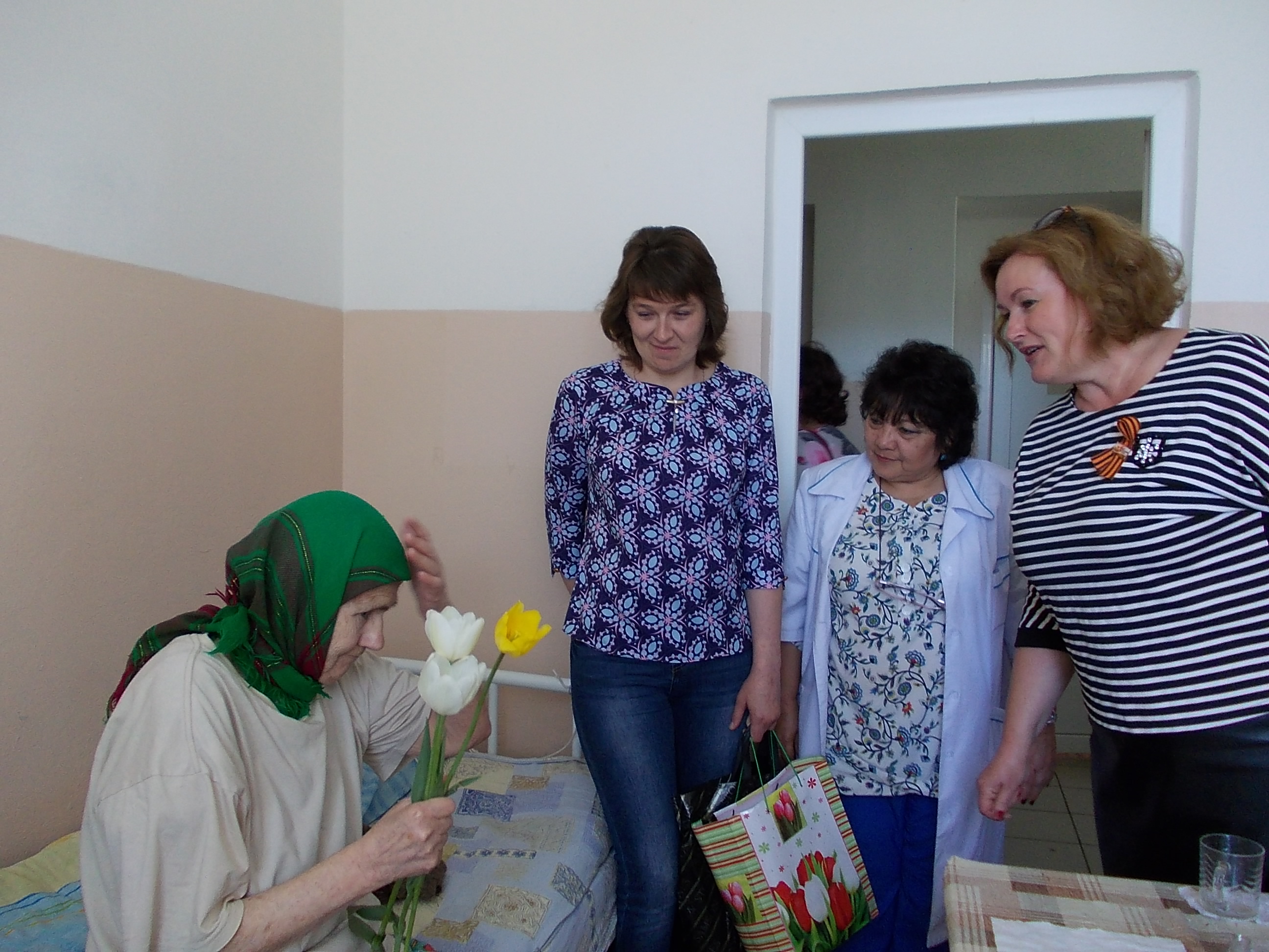 Члены местного отделения СПР совместно с начальником отдела ПФР    посетили  сестринскую палату Барятинской  больницы.