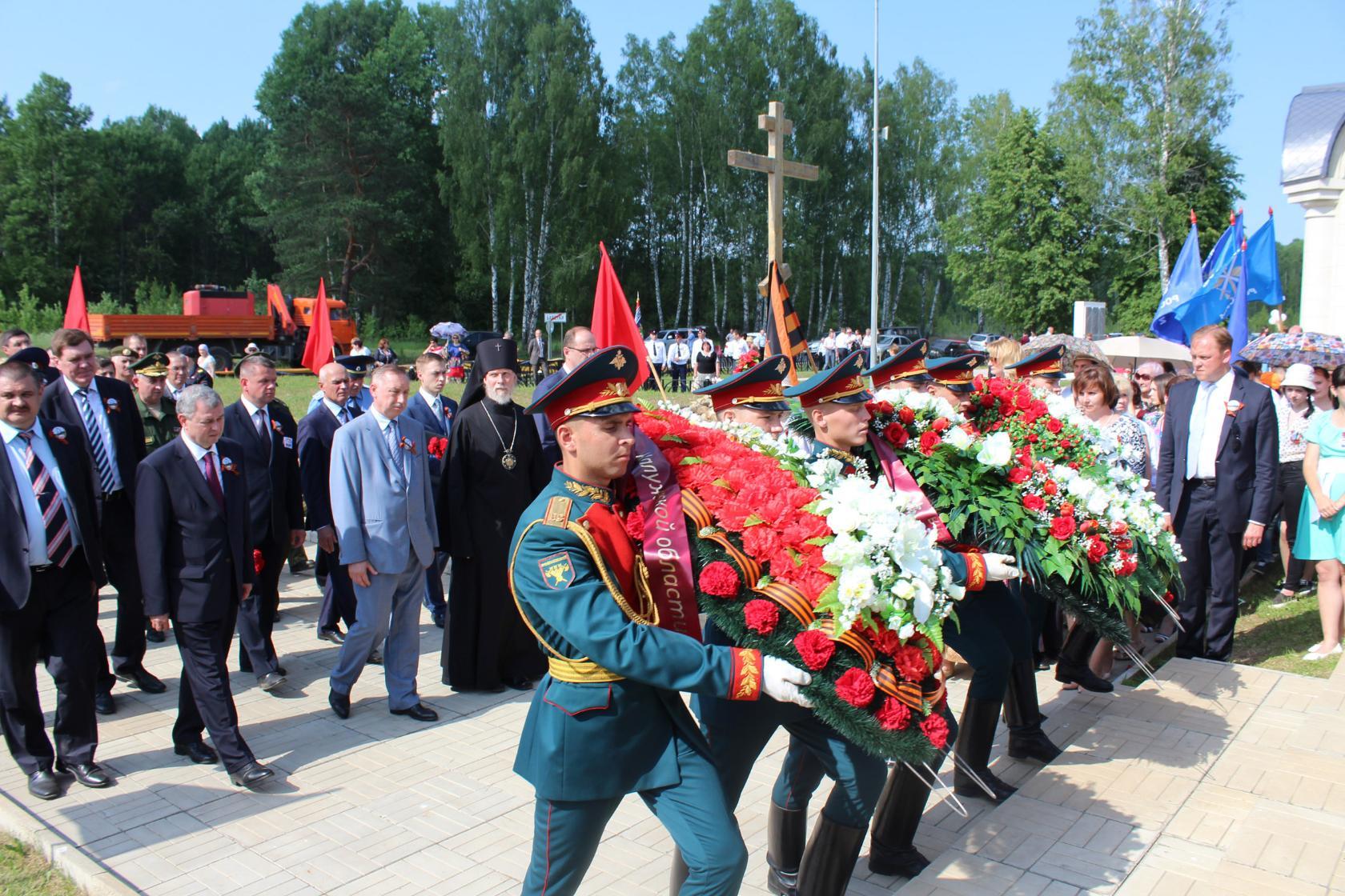 Просит память вспомнить тех, кого уж рядом с нами нет