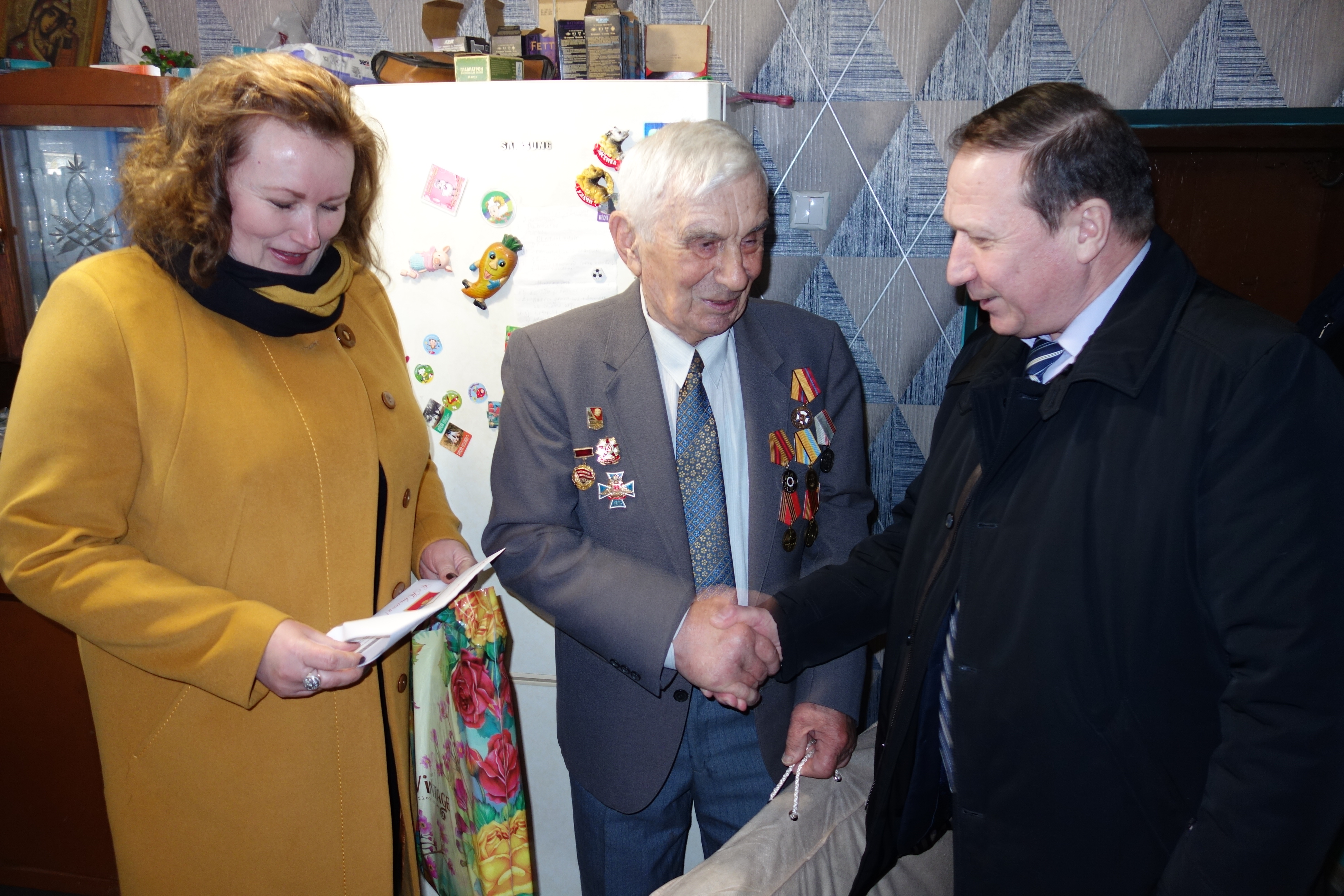 Работающий пенсионер получил поздравления с 90-летним юбилеем от сотрудников ПФР.