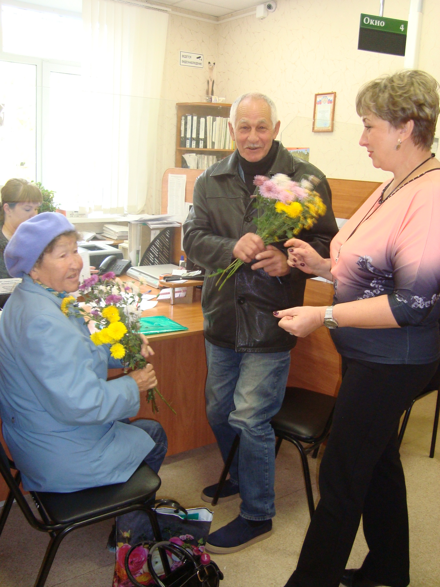 Сотрудники Управления ПФР в Дзержинском районе поздравили людей старшего поколения с праздником.
