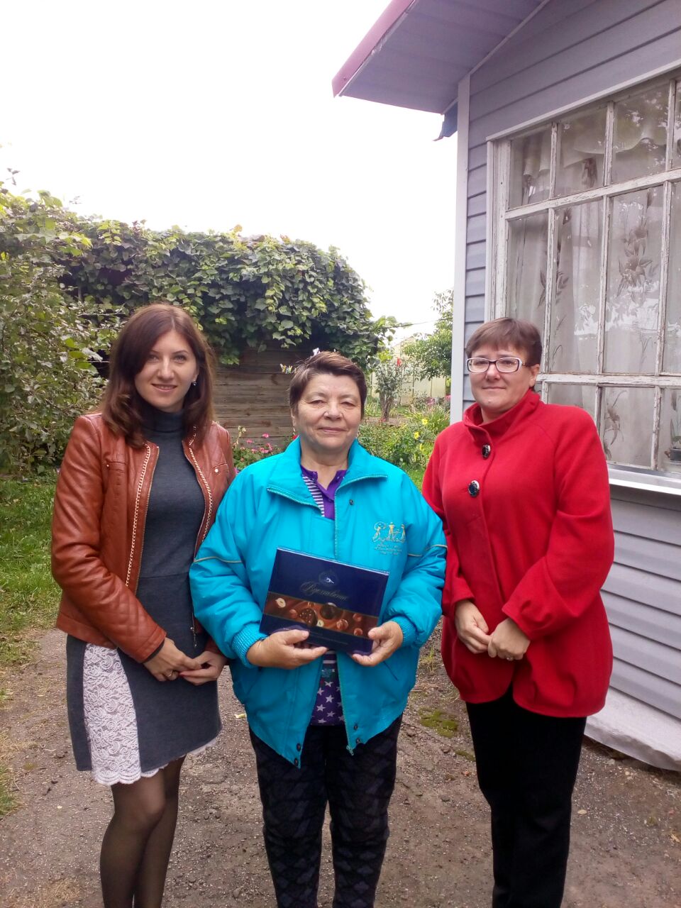 Специалисты УПФР в Мосальском районе поздравили бывших сотрудников Управления с Днём пожилого человека.