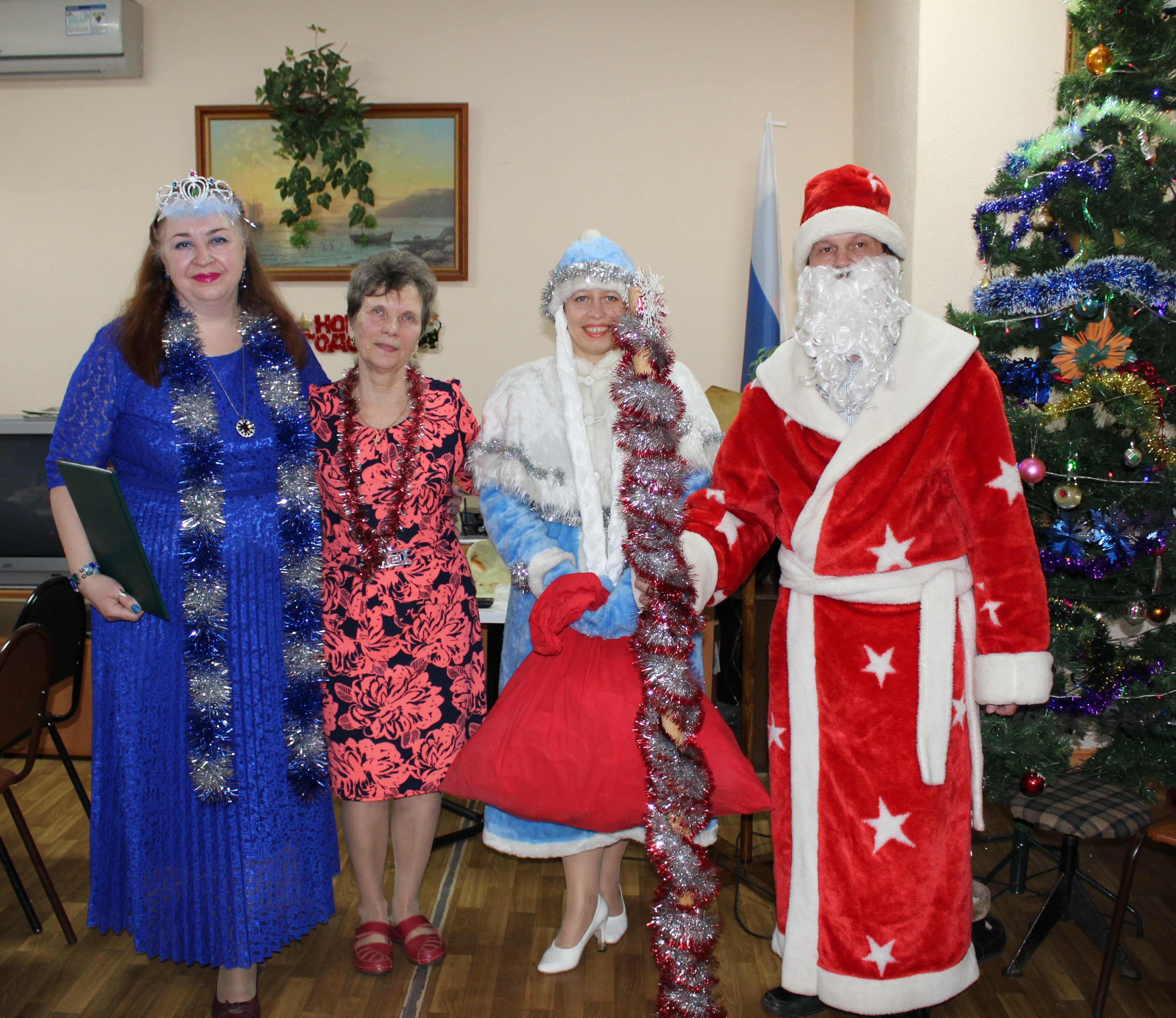 Пенсионный десант поздравил с Новым годом Калужских пенсионеров.