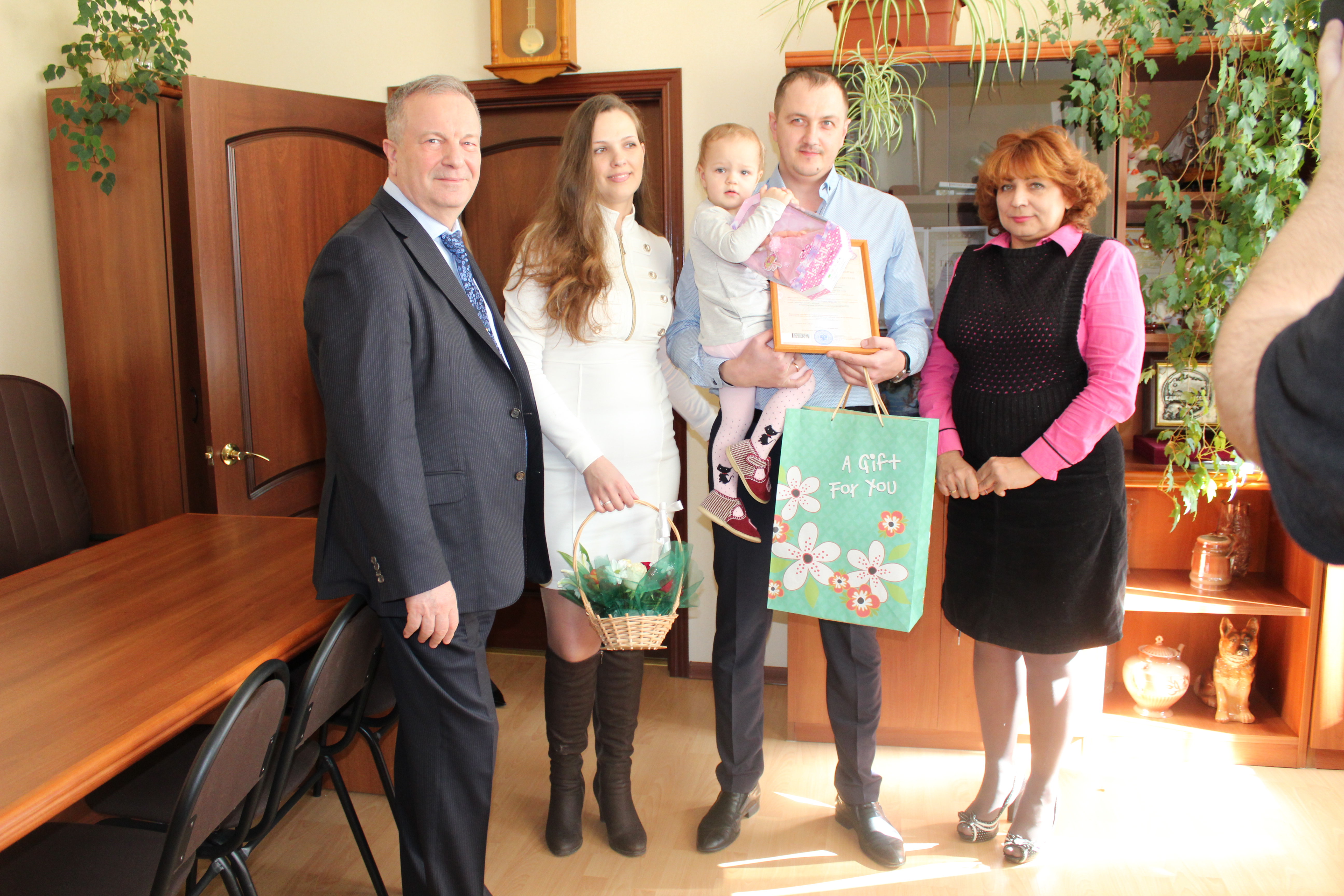 Торжественное вручение юбилейного сертификата на материнский капитал состоялось в здании Отделения  ПФР  по Калужской области.