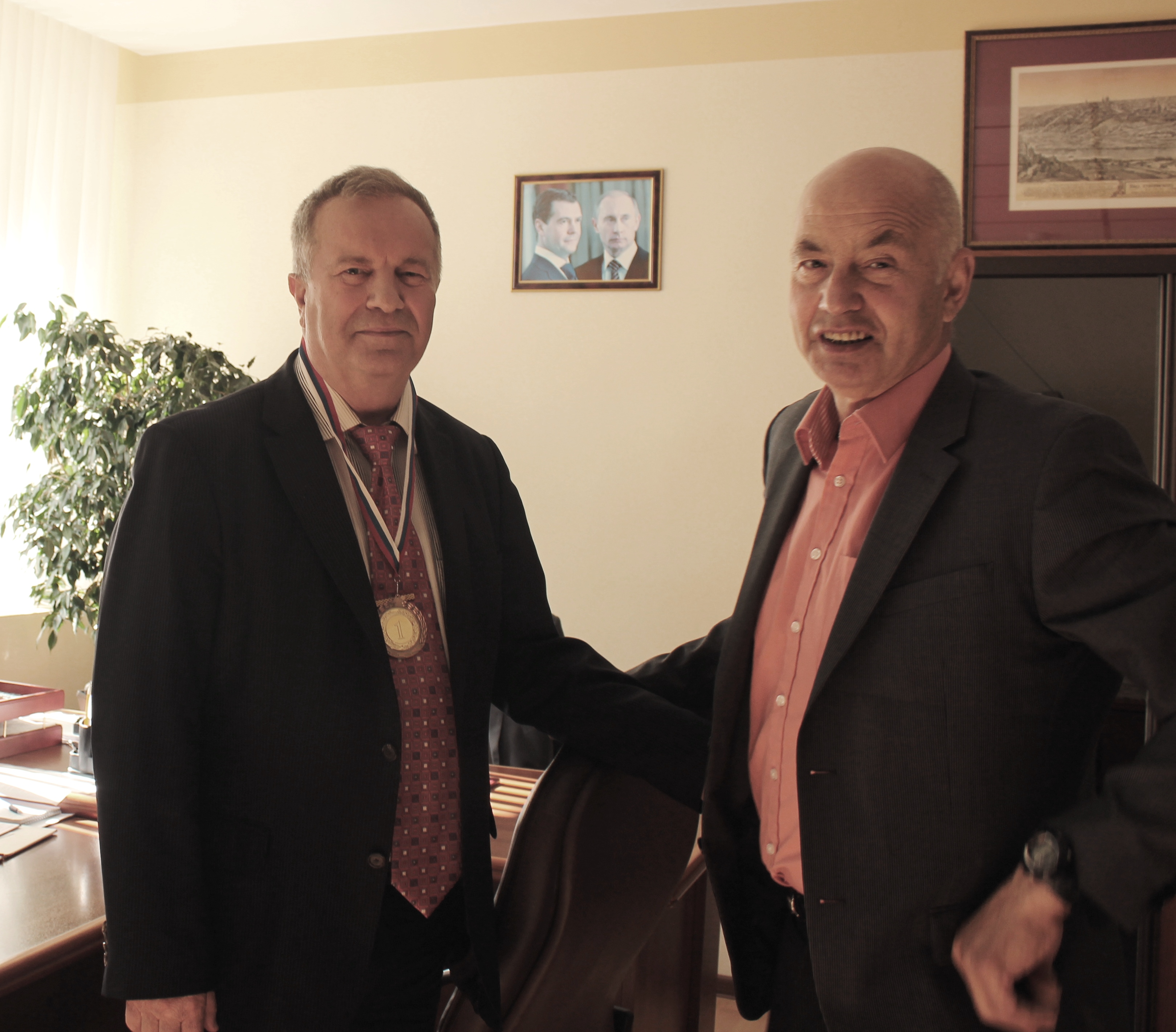 Председатель Совета ветеранов спорта Михаил Кардаполов  вручил медаль Управляющему ОПФР и Председателю РО СПР по Калужской области Михаилу Павловичу Локтеву.