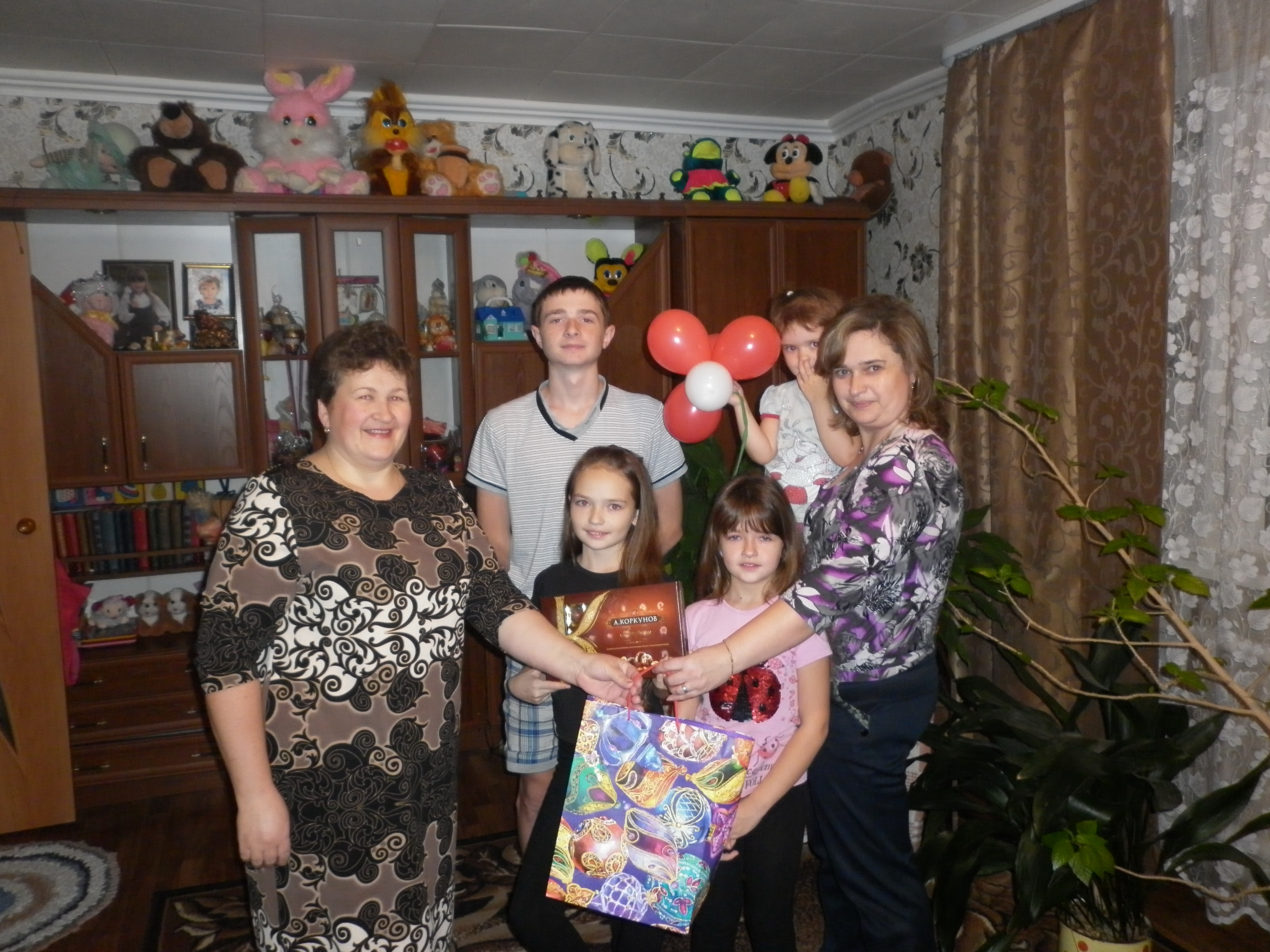 Сотрудники Управления ПФР в Людиновском районе поздравили многодетную маму с праздником.