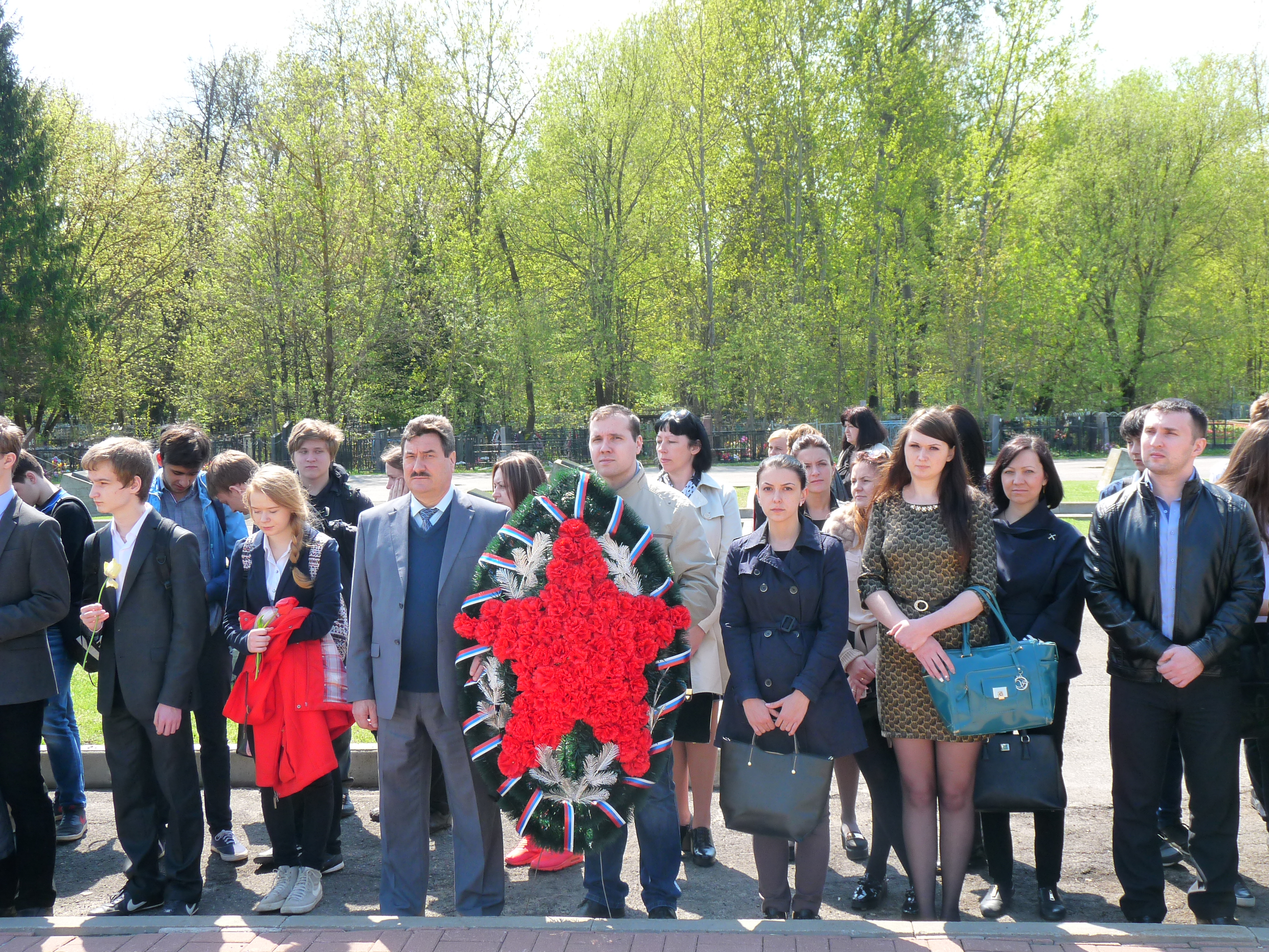 Сотрудники УПФР в г. Калуге возложили венки на мемориальном воинском кладбище воинов погибших в годы Великой Отечественной войны.