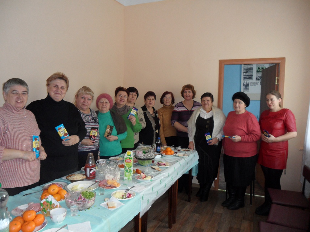 Работники Управления ПФР в Людиновском районе поздравили членов Всероссийского общества инвалидов с наступающим Новым годом.