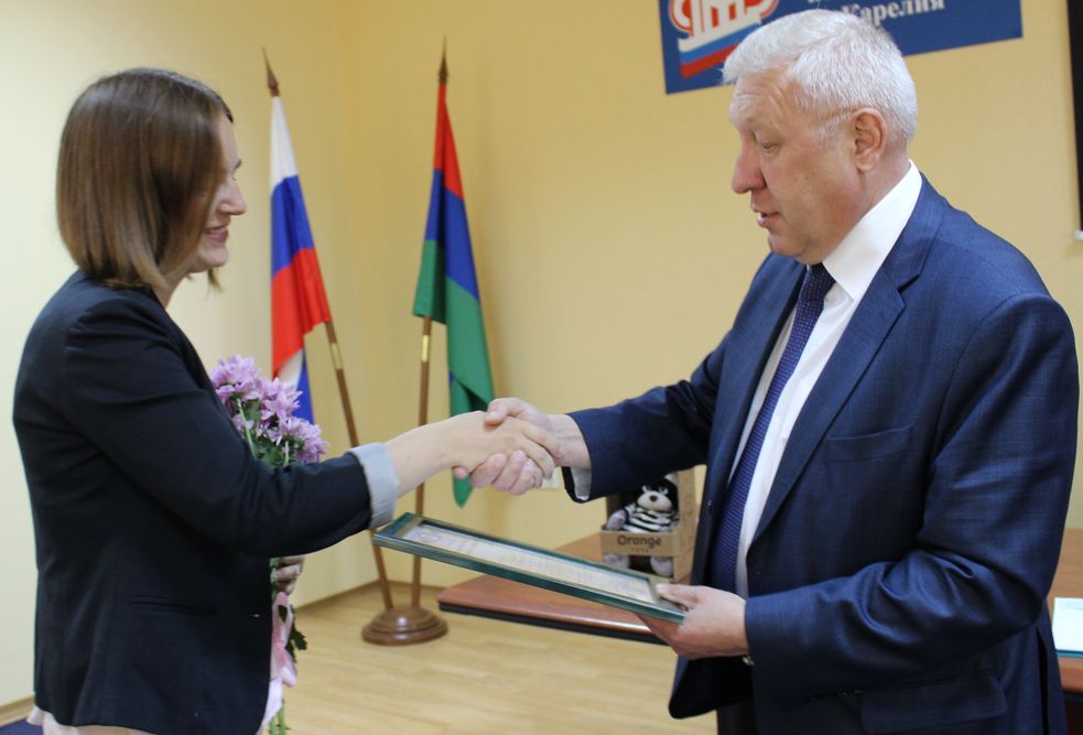 Пенсионеров СПР познакомили с картой «Мир»