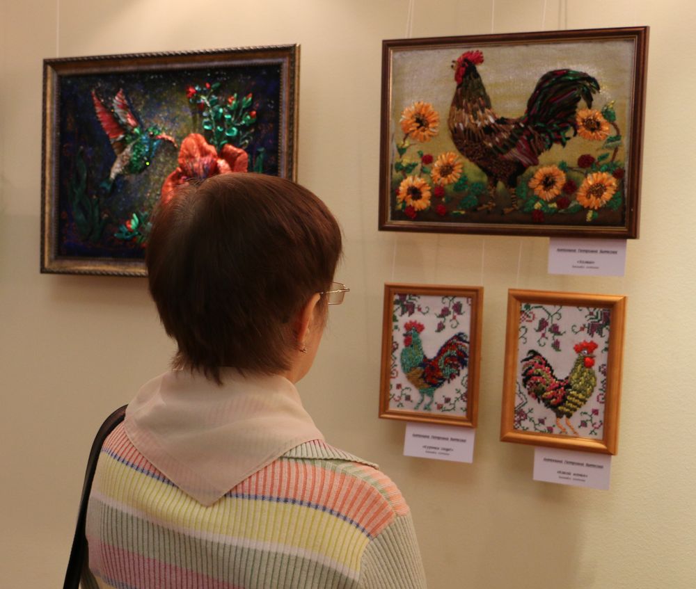 В Национальной библиотеке Республики Карелия открылась выставка, созданная умелыми руками петрозаводских пенсионеров
