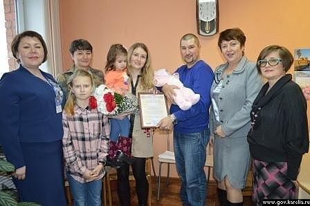 В Пудоже вручили трехсотый сертификат на материнский капитал