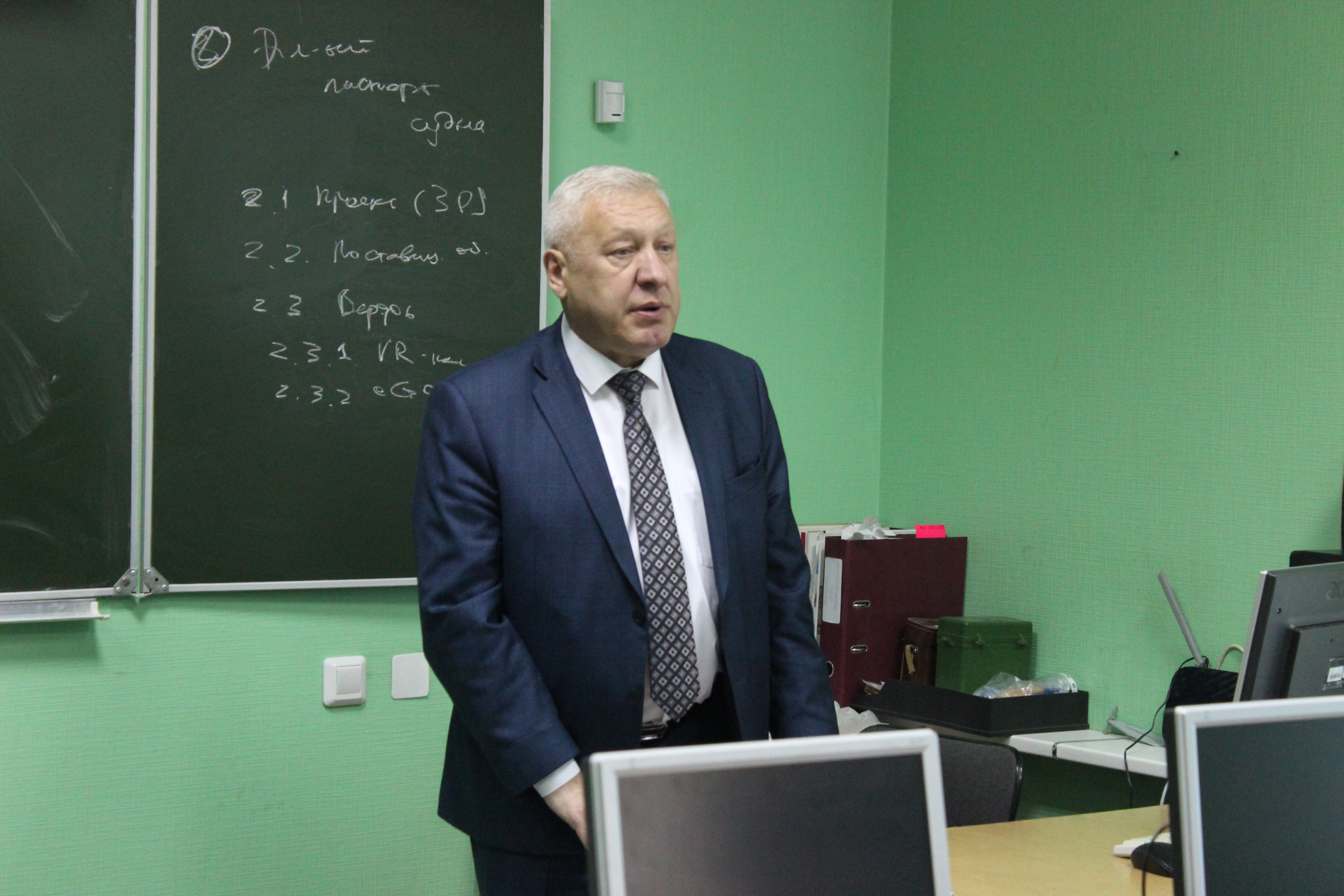 Управляющий ОПФР по Карелии ответил на вопросы работников судостроительно-судоремонтного завода о пенсии