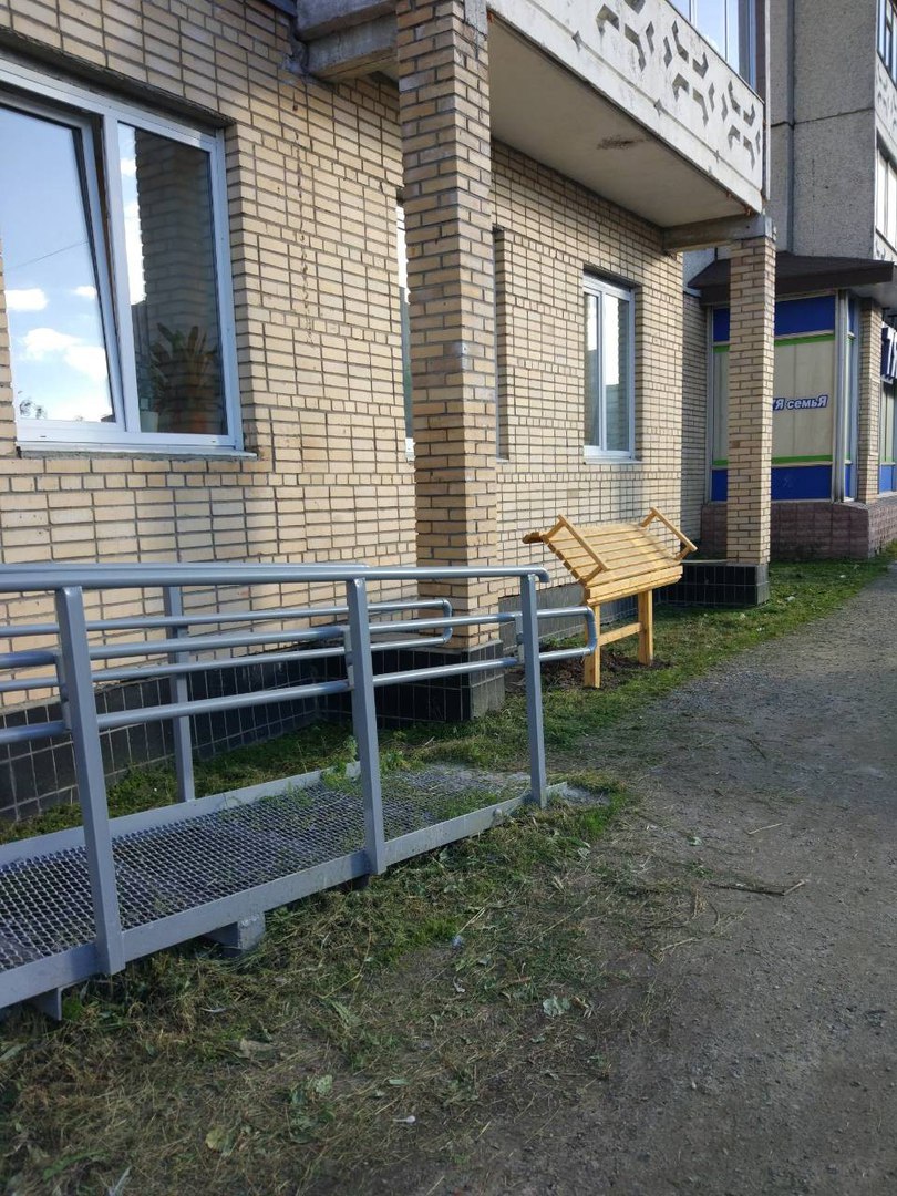 Специальные скамейки для инвалидов появились у входа в офисы ПФ в Костомукше