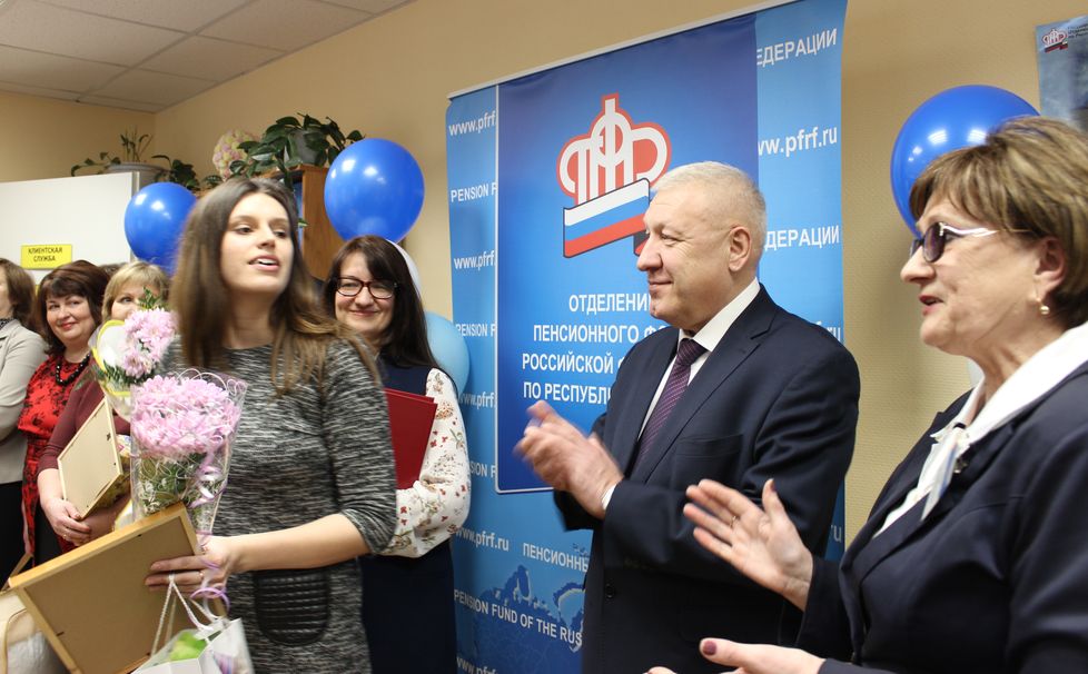 В Олонце вручили первое решение о ежемесячных выплатах из средств МСК