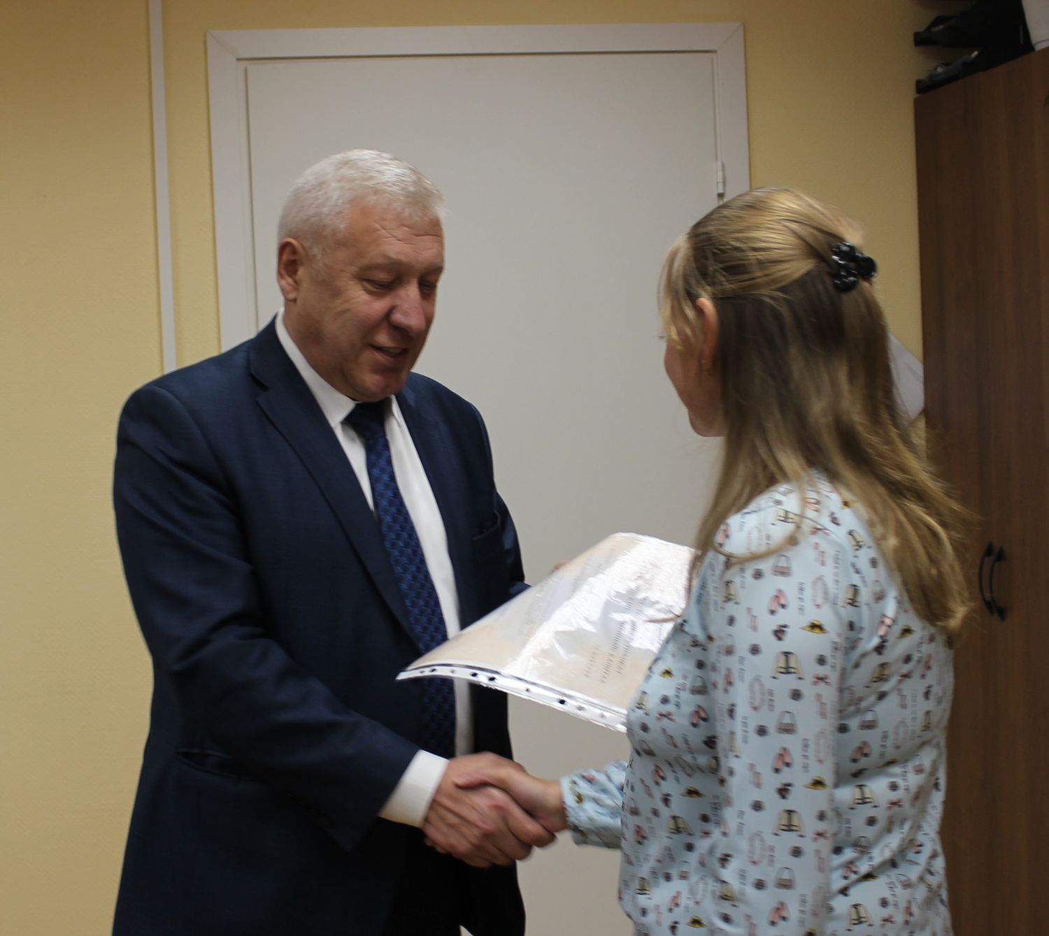 В Олонецком районе состоялось торжественное вручение сертификата на материнский капитал и уведомления об установлении ежемесячной выплаты из средств МСК