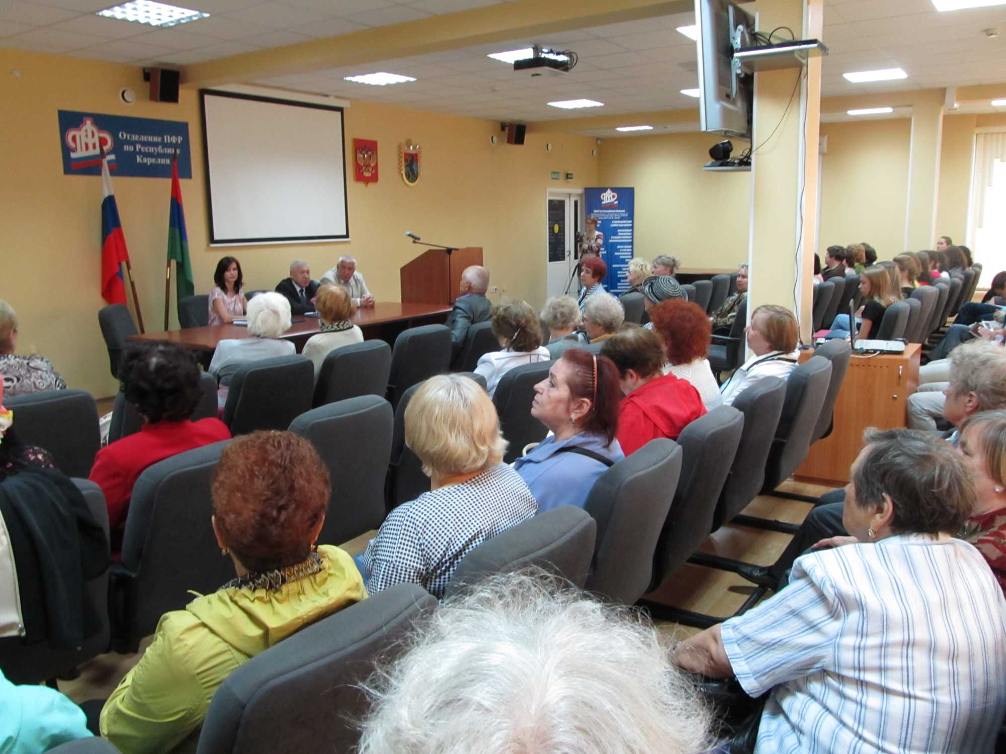  На публичных слушаниях общественники одобрили планы по ремонту здания Пенсионного фонда Карелии
