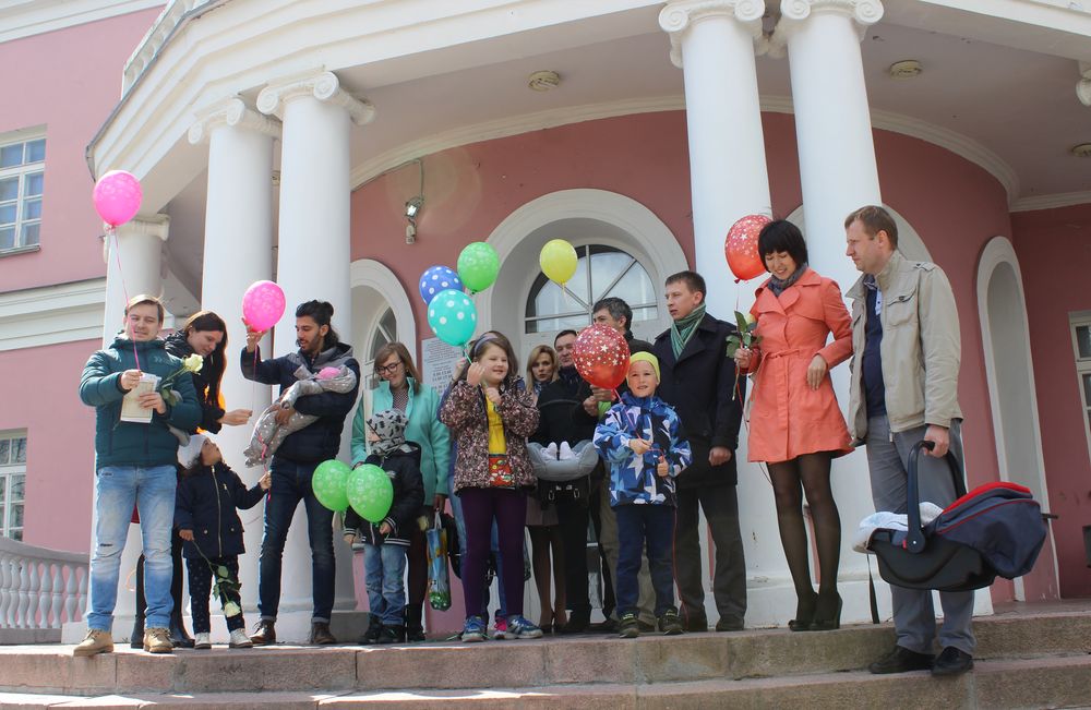 Воздушные шары в небе в честь новых жителей Петрозаводска