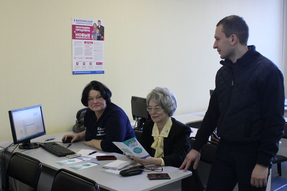 Пенсионеры-выпускники компьютерных курсов освоили  электронные сервисы ПФР