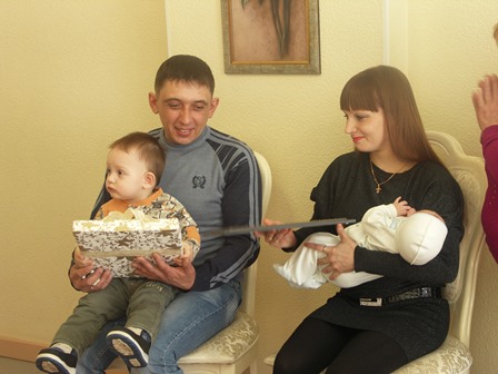 В Хакасии 32000-й сертификат на маткапитал получила семья из Саяногорска